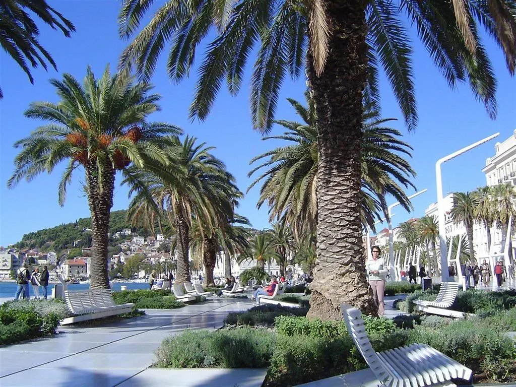 Apartment Happy Day Split